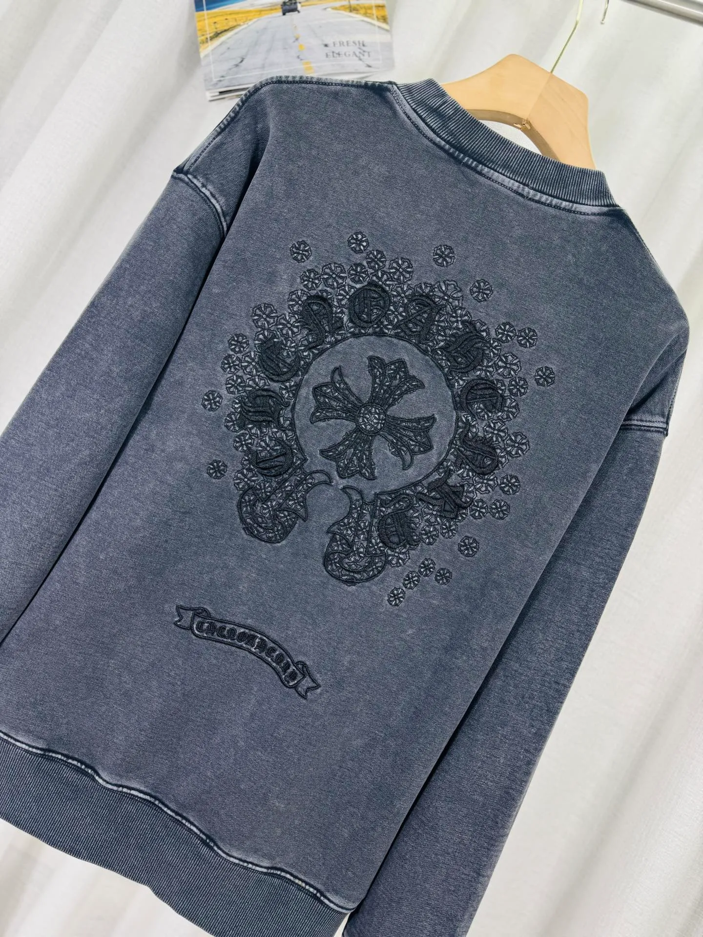 P270 top version, real shot without P, ​​different from market currency) 𝗖𝗵𝗿𝗼𝗺𝗲 𝗛𝗲𝗮𝗿𝘁𝘀/Cro Heart 2025 washed patch embroidery autumn and winter new original single counter American laser burnt 3D three-dimensional color embroidered couple casual sweatshirt 👑The highest version! Customized fabric 430g tripe terry fabric! American acid-washed and distressed original fabric laser burnt ✟appliqué embroidery and exquisite embroidery of letters! The best-selling model in the counter, very comfortable to wear. Accessories: original molded and authenticated collar label➕100% silk wash label. Genuine purchase-grade original hangtag➕matching hanging rope➕3D hanging beads➕original packaging bag. Craftsmanship: The original version has consistent wiring! The highest version of the armhole matching technique! Color: Gray Black Size: S M L XL Style No.: 9301